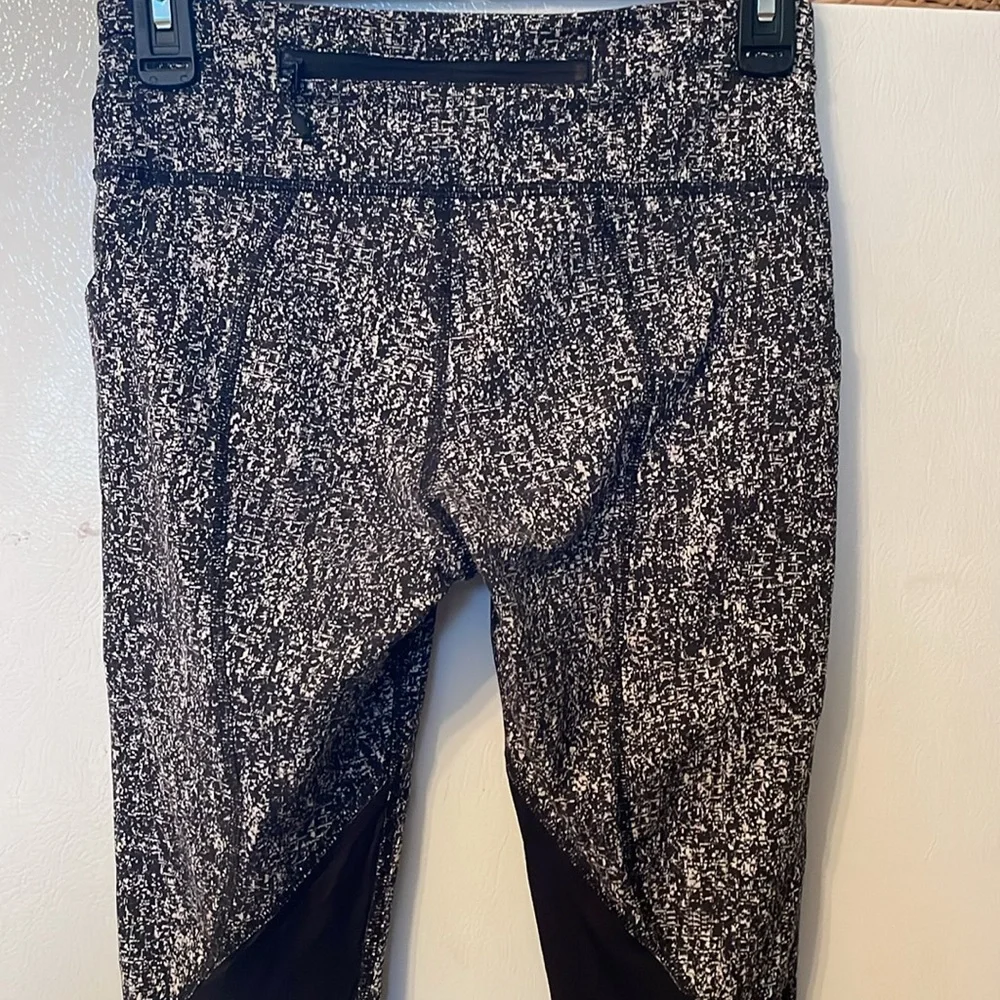 Lululemon Size 4 Black White Crop‎ Leggings Like New